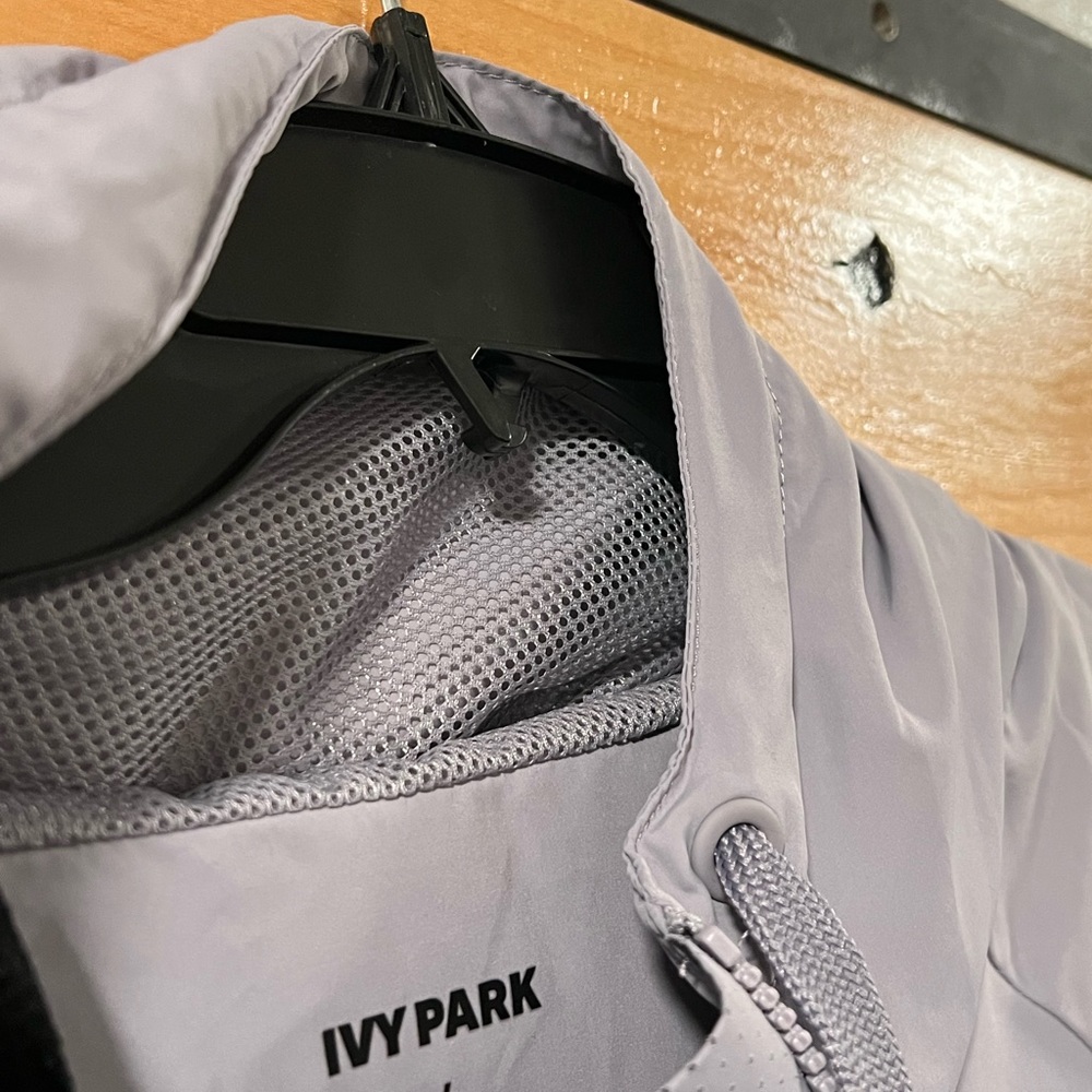 Ivy Park Windbreaker. Grey.